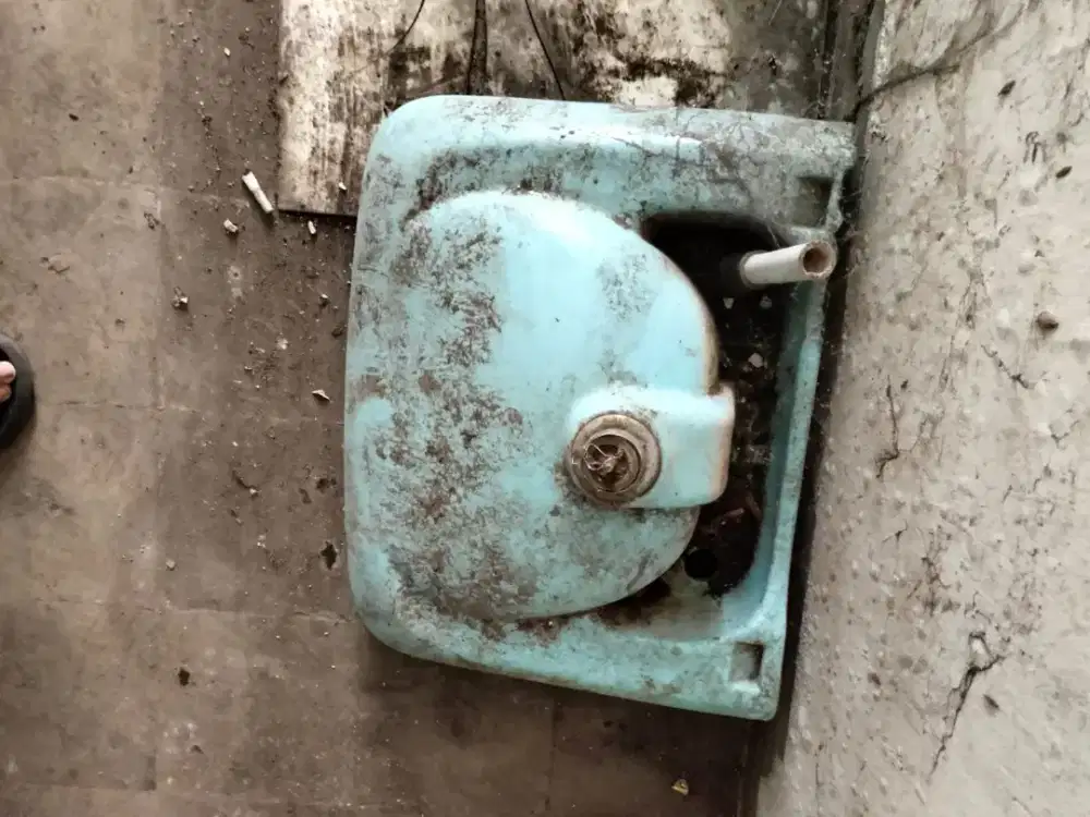 Wastafel merk toto  biru