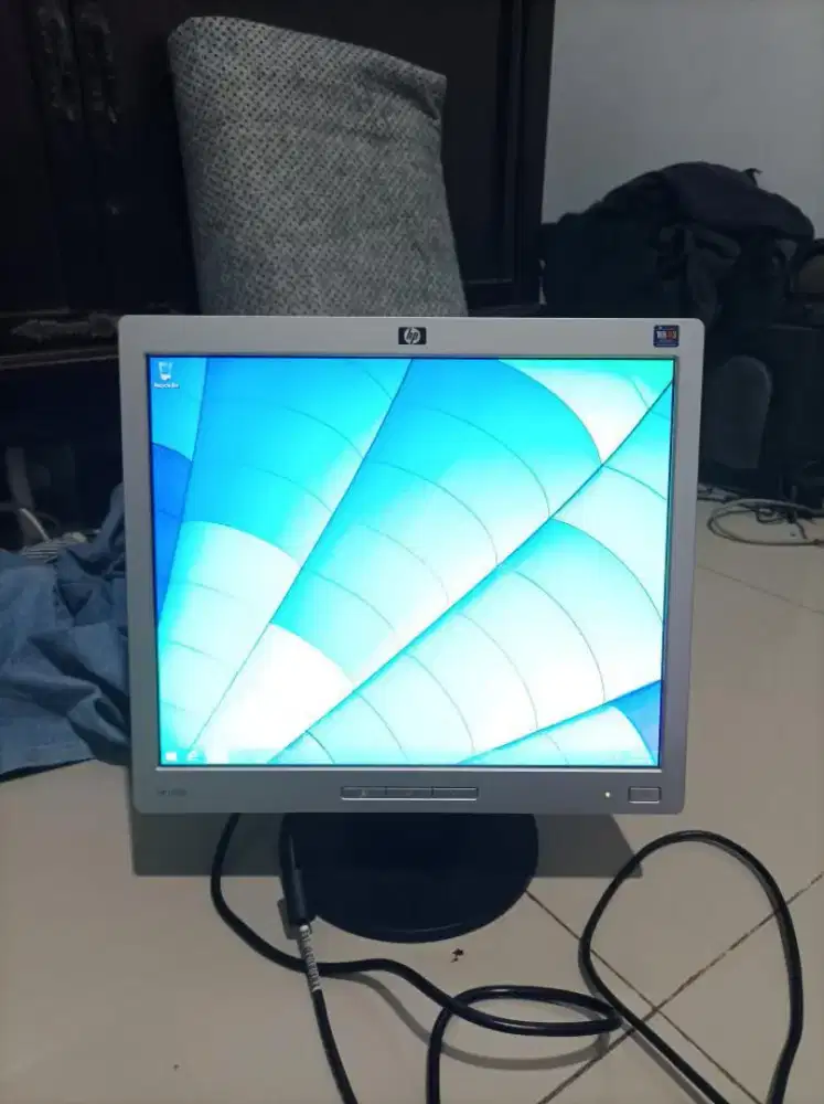 Monitor Square Kotak Komputer CCTV Merk HP 17 Inch L1706