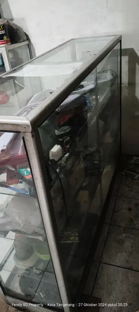 Etalase tanpa roda ukuran 1,5m