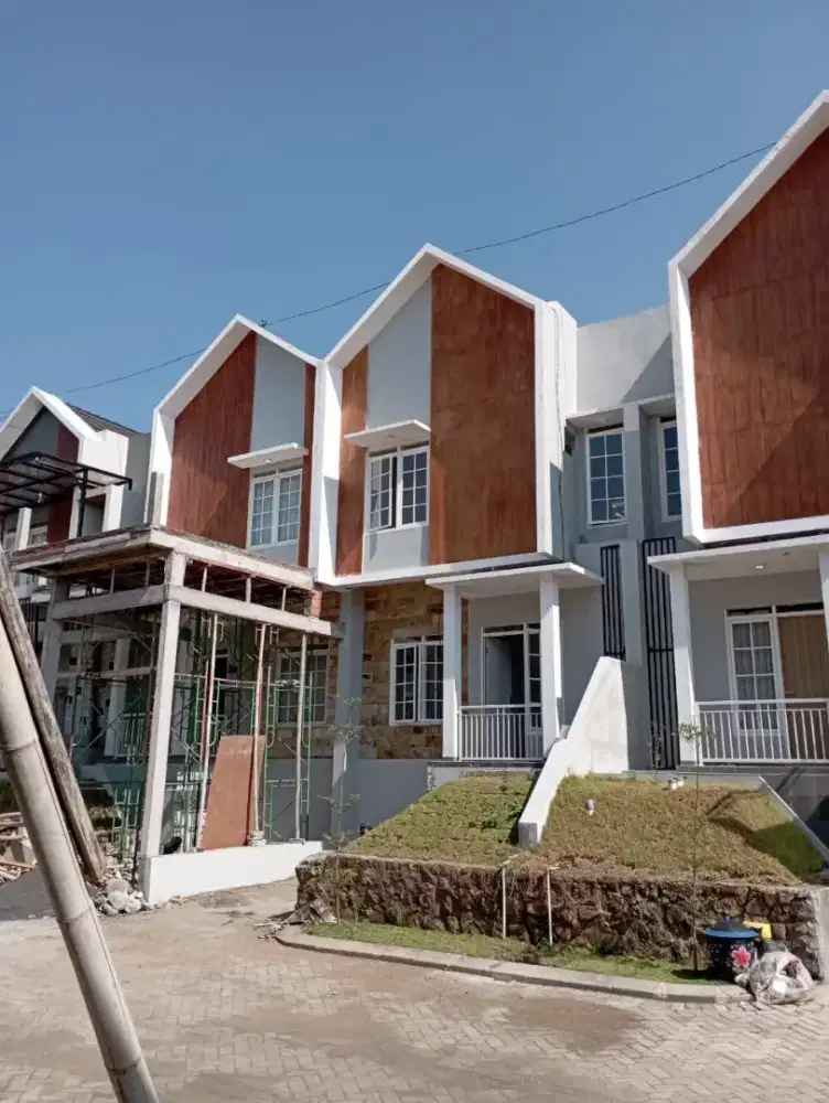 DIJUAL RUMAH 2 LANTAI AREA DAU