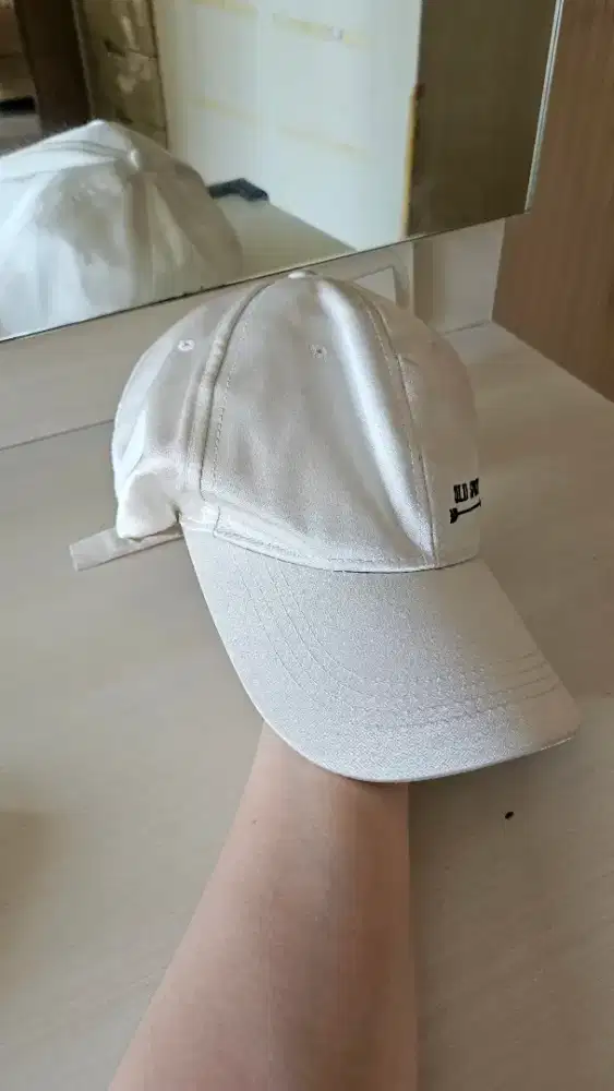 Topi warna putih masih bagus