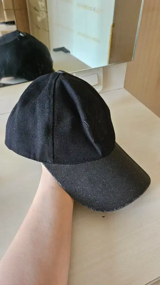 Topi warna hitam masih bagus