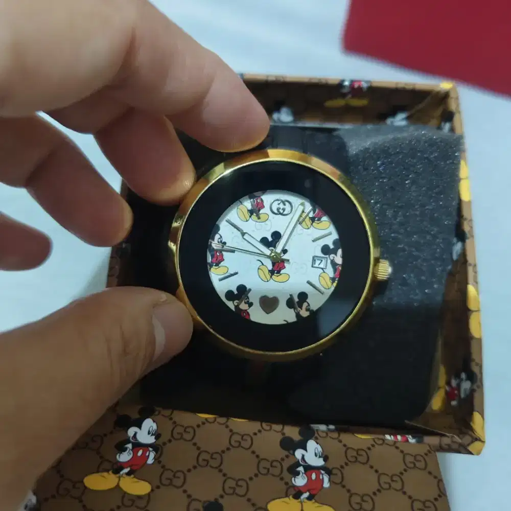 Jam tangan branded Gucci wanita