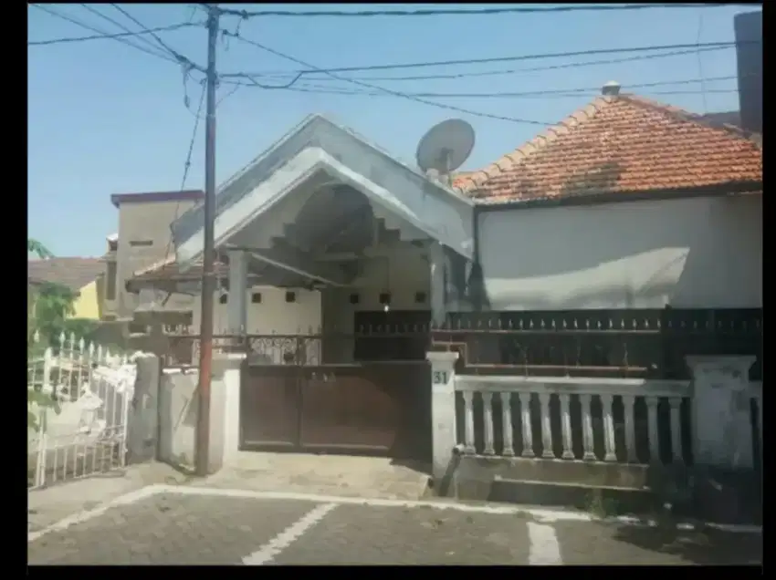 Disewakan apa adanya rumah plus pekarangan bs utk workshop gudang