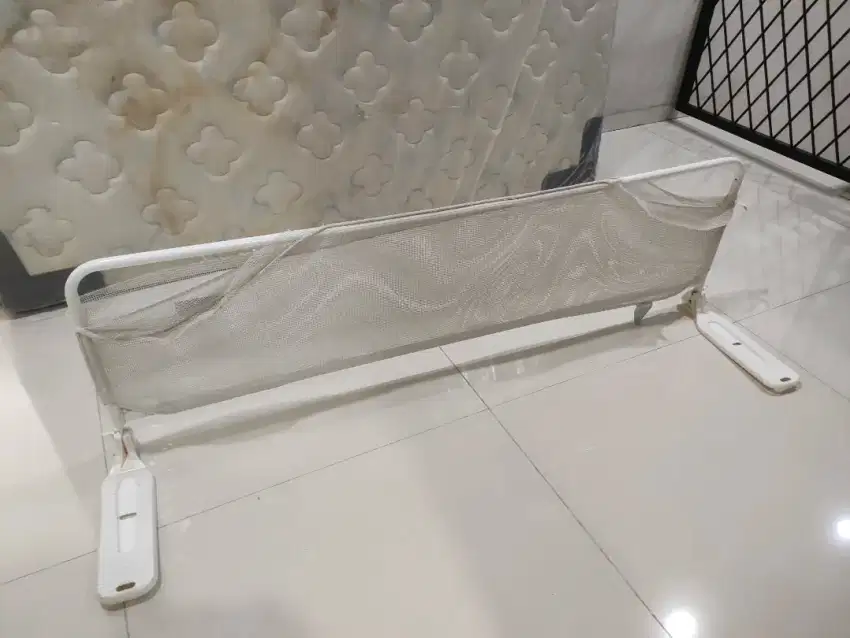 Penjaga pinggiran ranjang BREVI