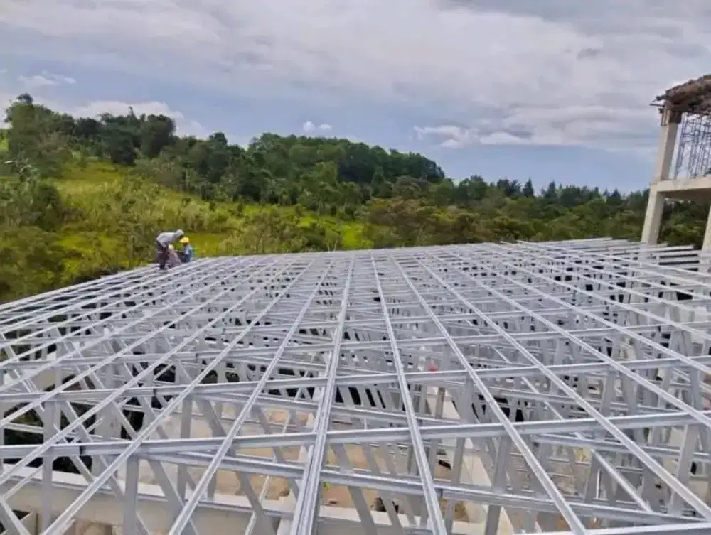 Tukang pasang atap baja ringan