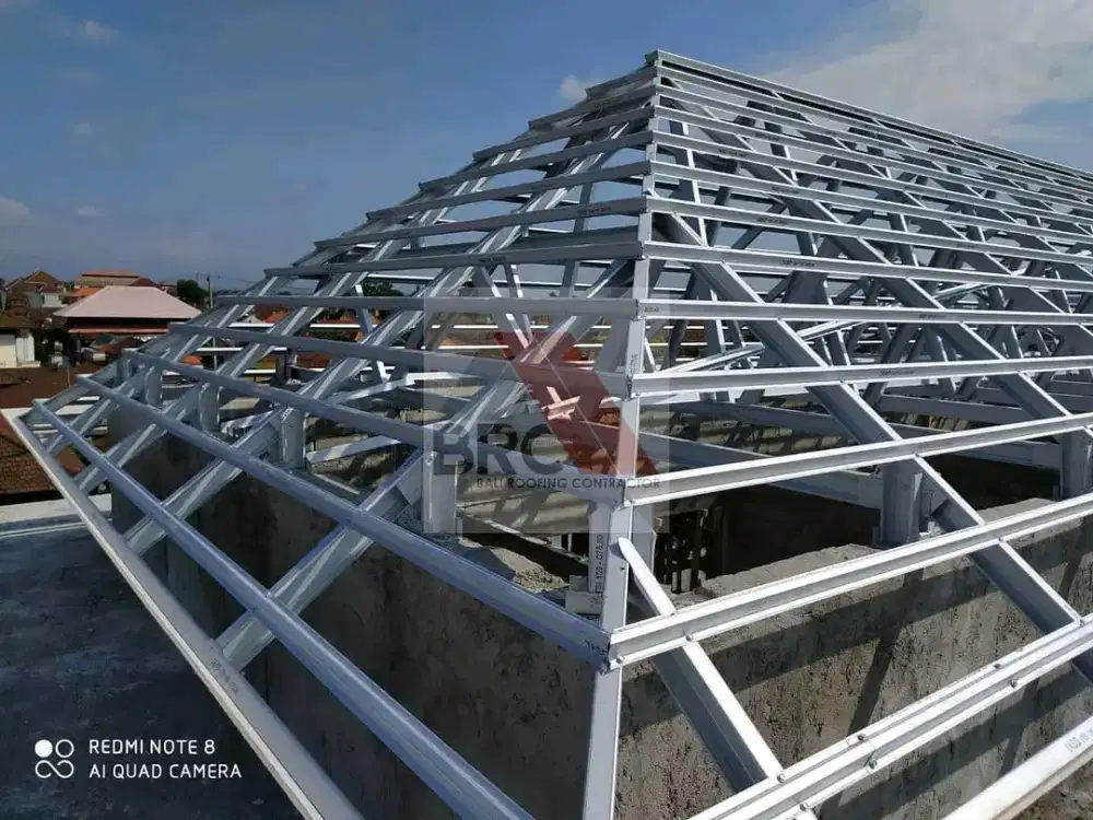 Tukang pasang atap baja ringan