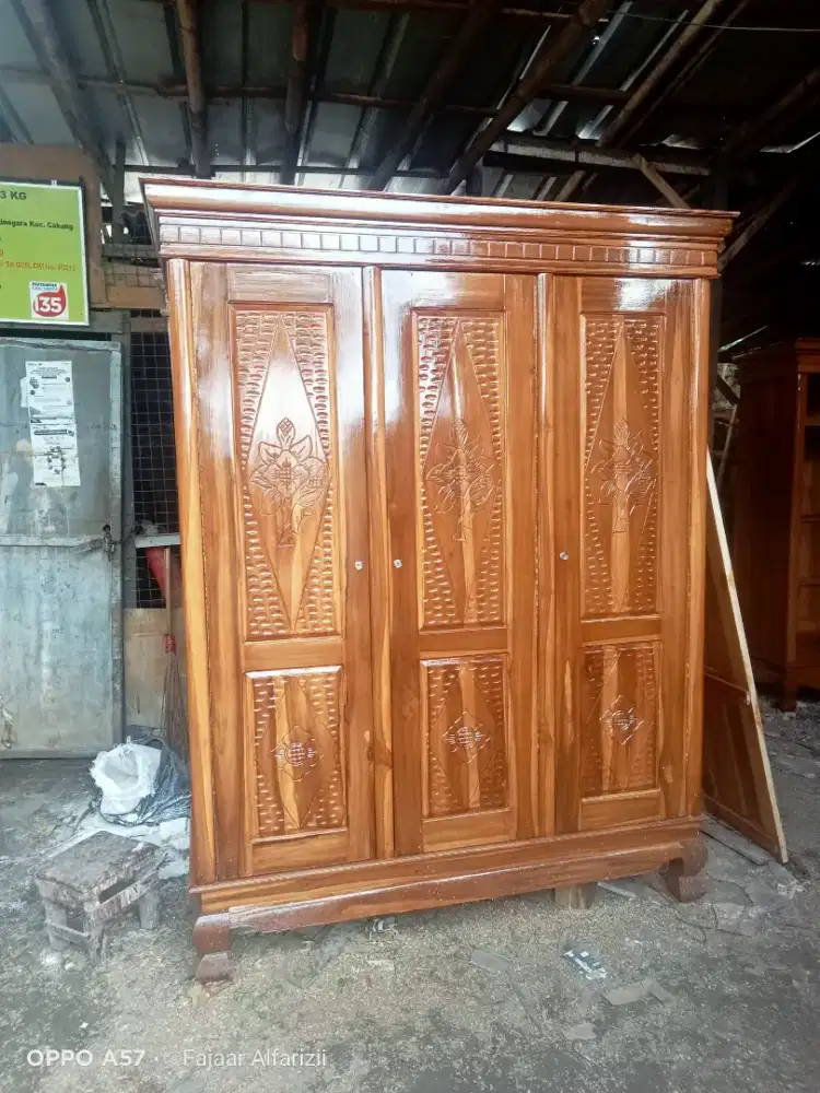 Lemari pakaian pintu3 kayu jati