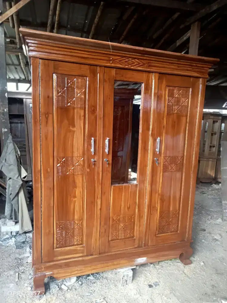 Lemari pakaian pintu3 kaca jati