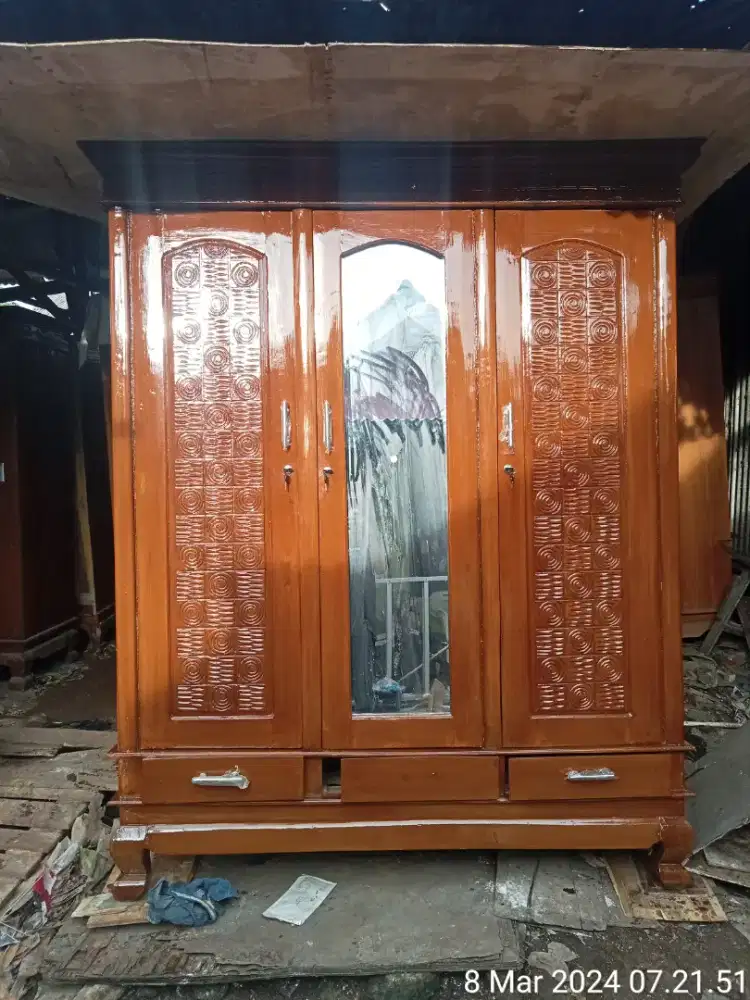 Lemari pintu3 kaca laci luar jati