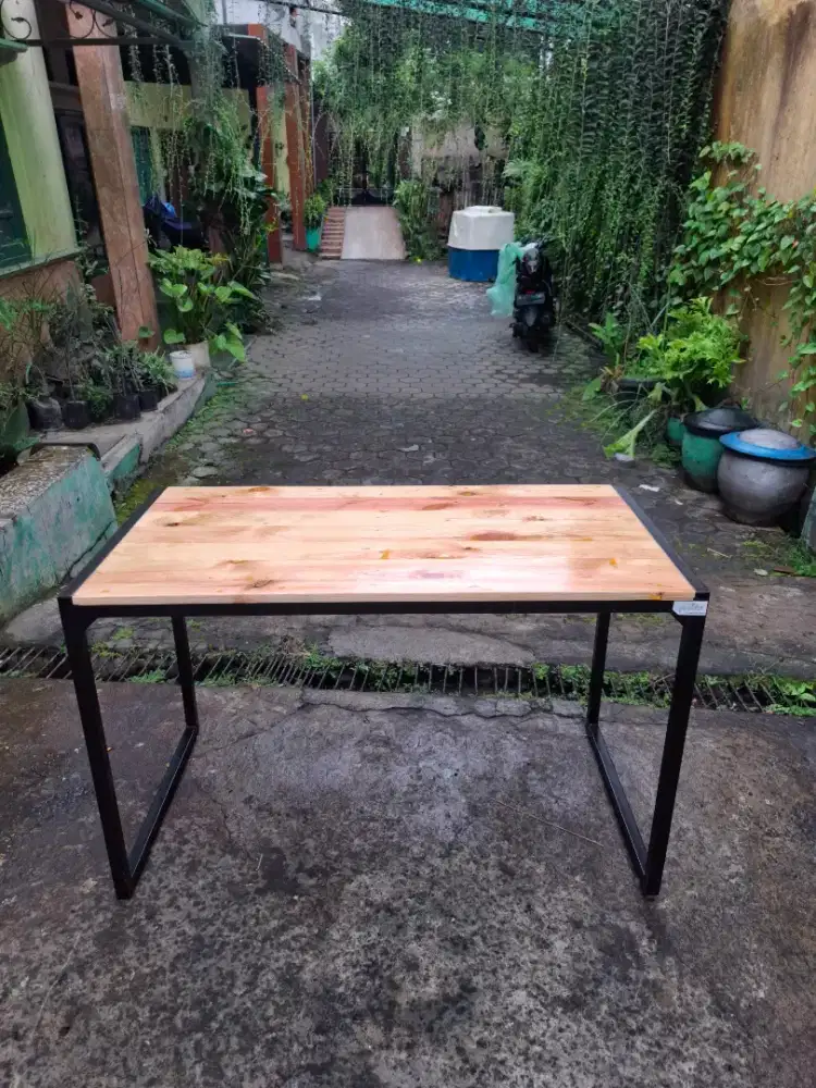 Meja makan industrial