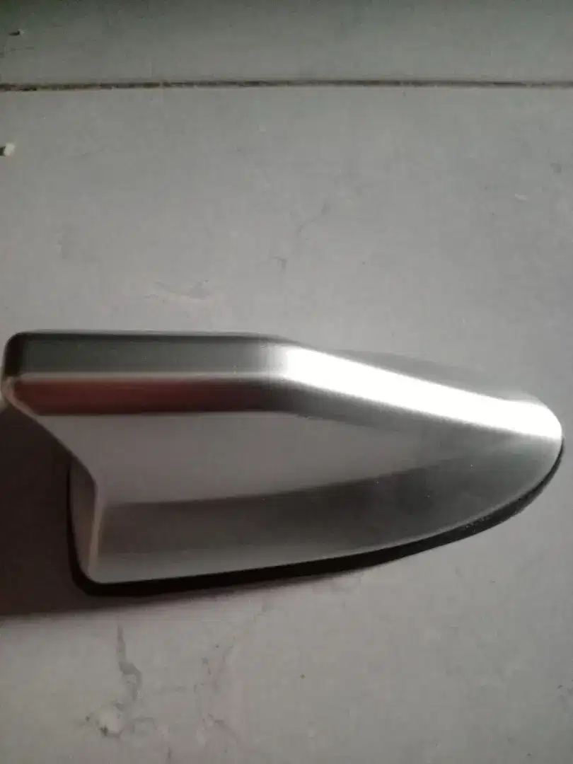 Antena mobil warna silver