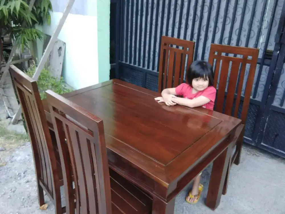 1 Set Meja 150cm dan 4 Kursi Makan Kayu Jati Motif Finishing Alusan