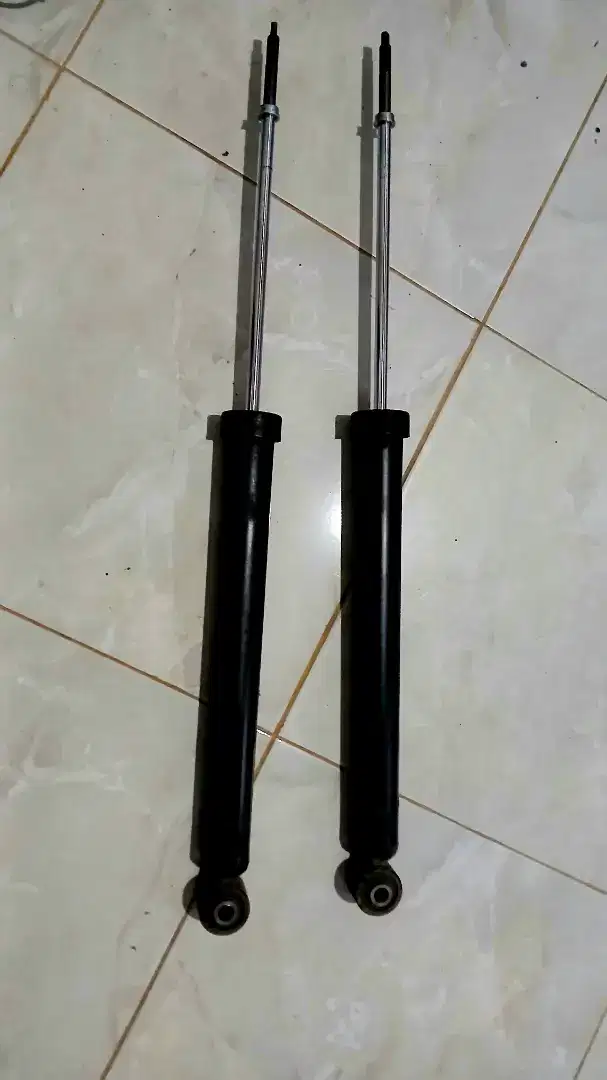 Shock belakang nissan
