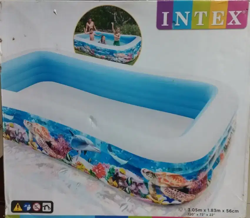 Kolam renang besar Intex