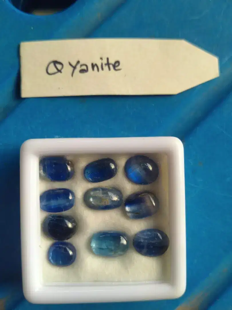 Batu qyanite natural