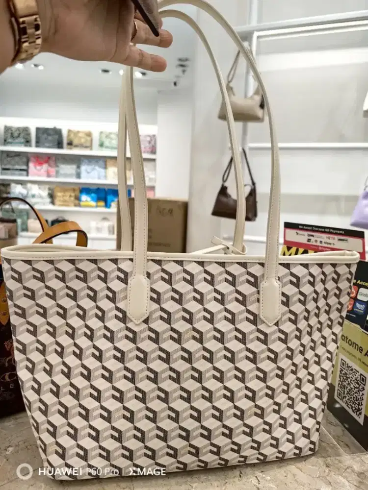 Tas large rusoo cristy NG