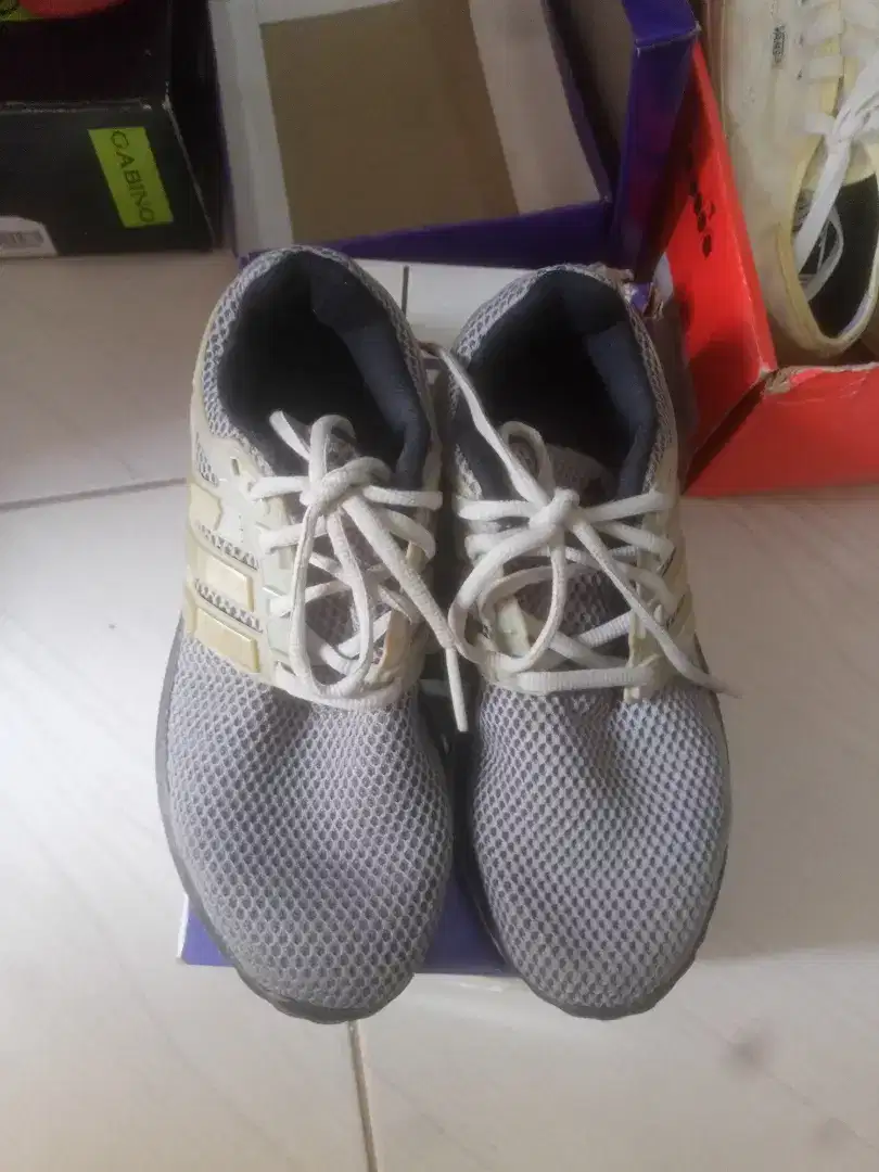Sepatu sport  Adidas