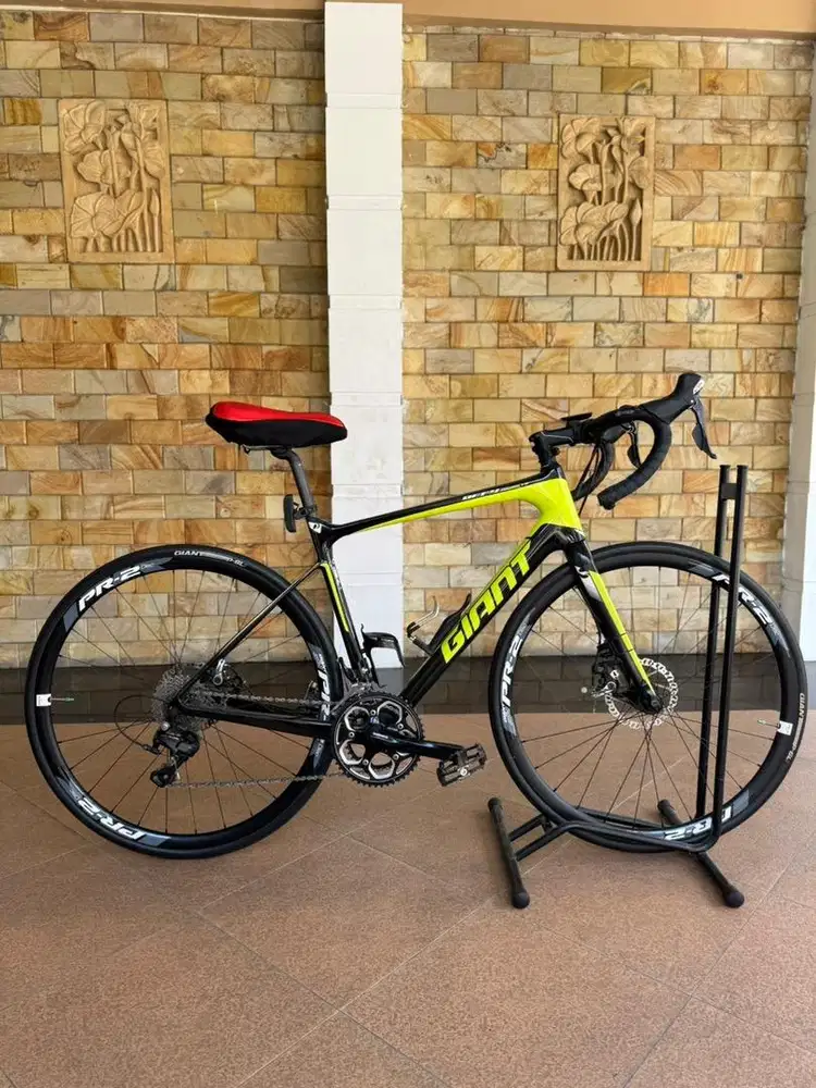 Sepeda roadbike Giant Defy Advanced