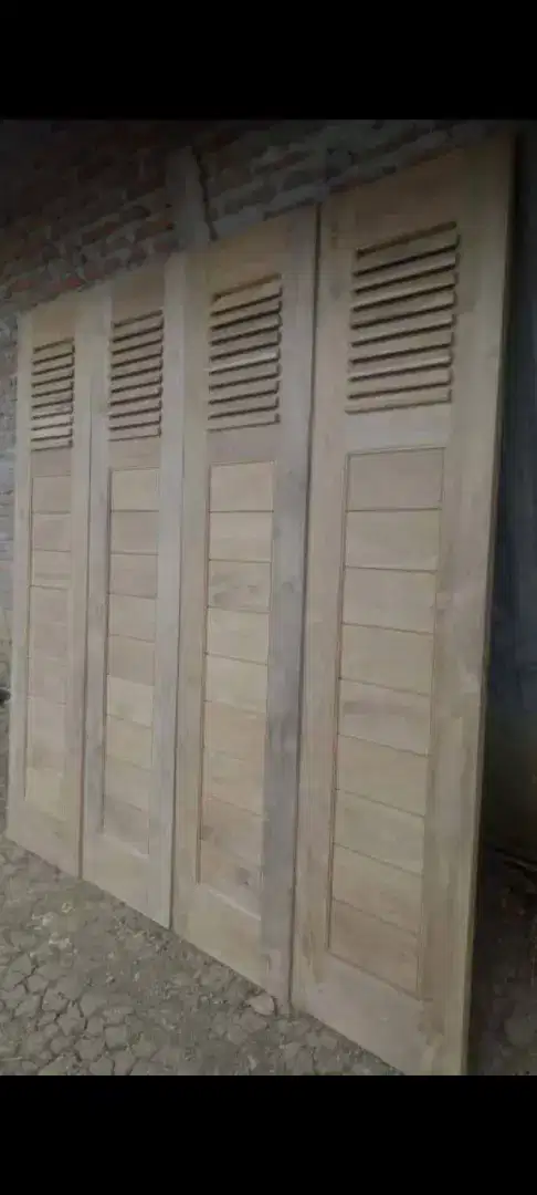 Pintu garasi kayu