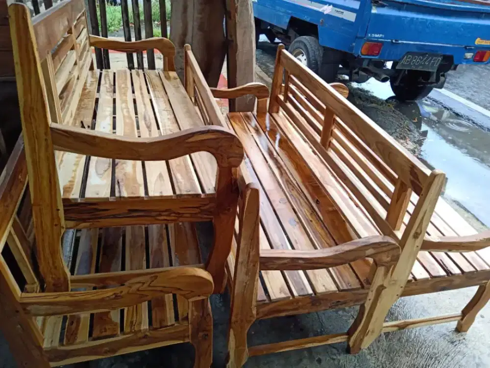 Tempat duduk panjang