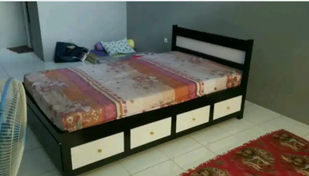 Tempat tidur laci