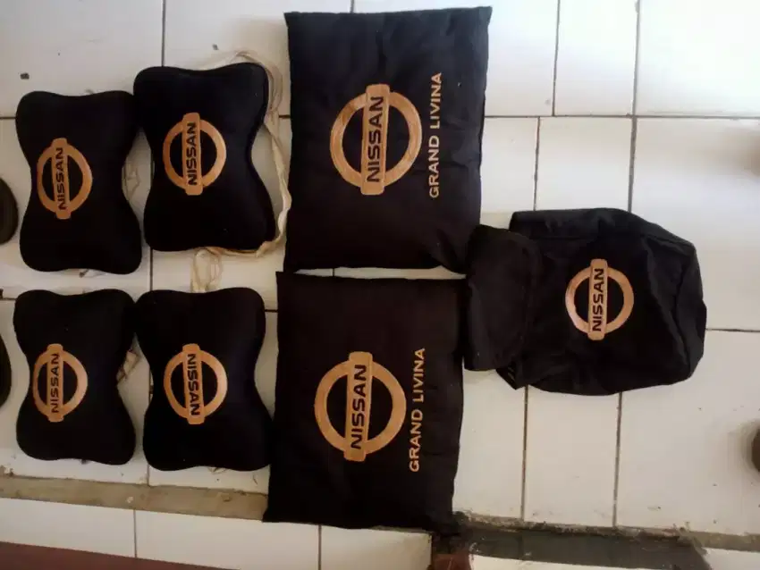 Bantal mobil sama tempat tisu