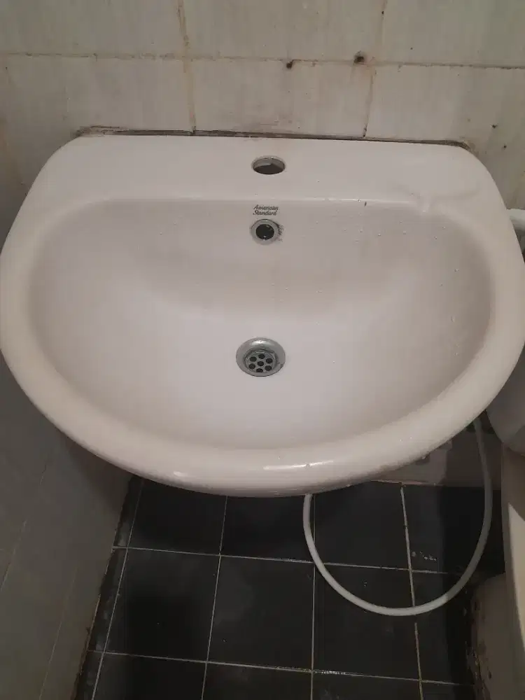 Wastafel american standart ukuran besar, dengan sifon nya bagus