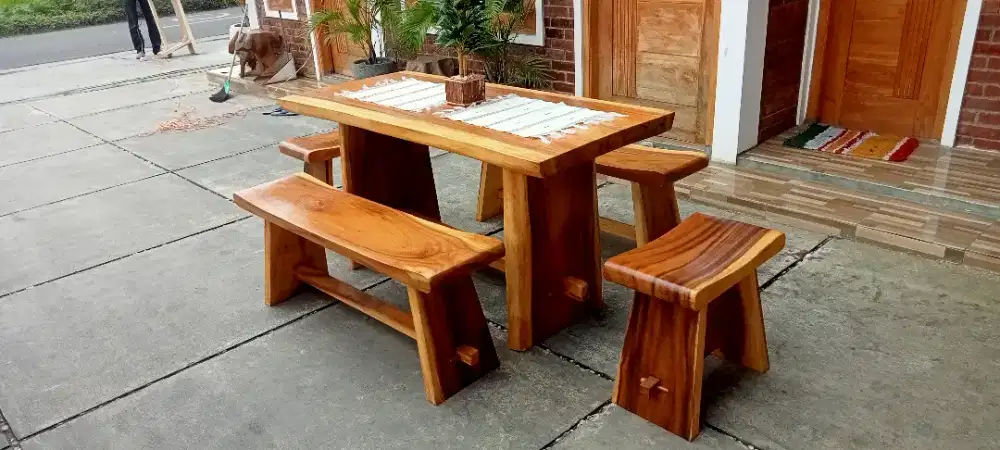 Set meja kayu trembesi solid untuk ruang makan cafe restoran