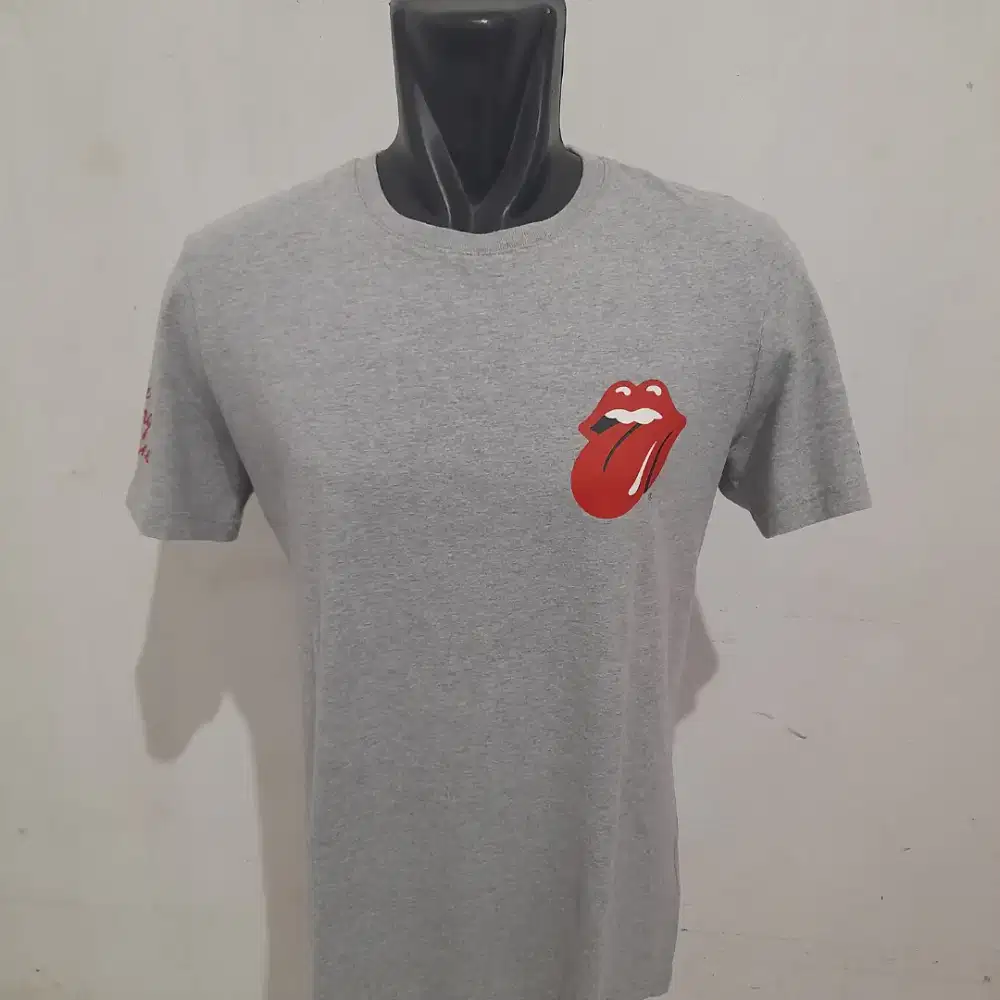 T-SHIRT / KAOS BAND THE ROLLING STONES SMALL LOGO