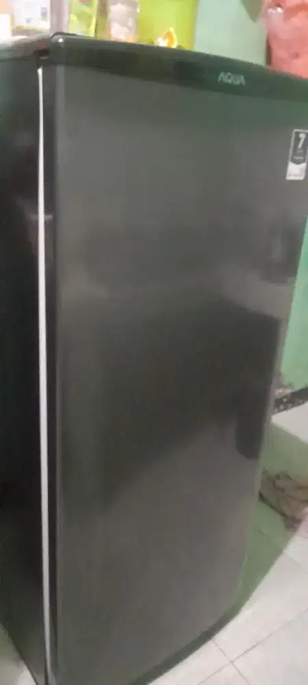 Frezeer/kulkas merk AQUOS