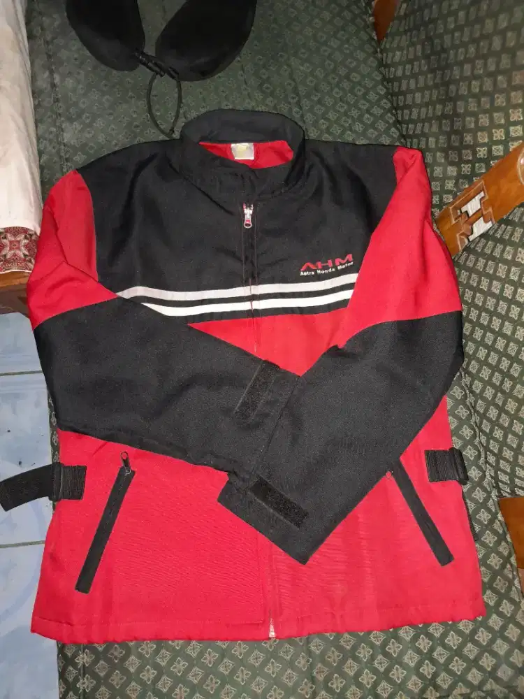 Jaket motor, warna dan bahan masih bagus.