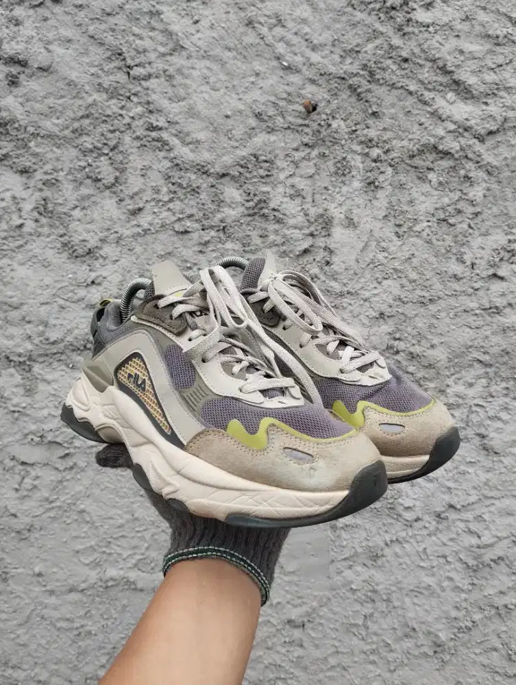SEPATU FILA SIZE 40.5 SECOND