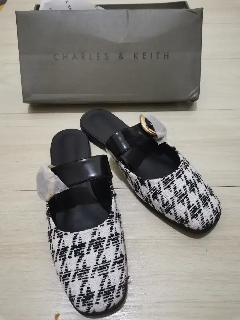 Sandal slip on Charle5 & ke1th