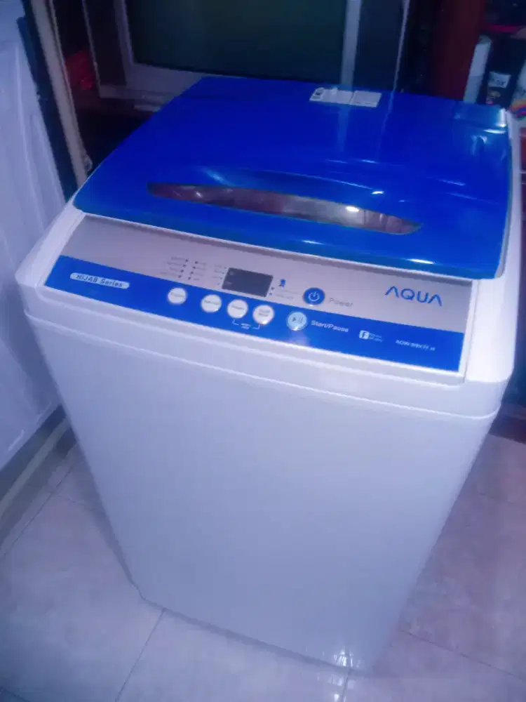 Mesin cuci Aqua 8 kg.