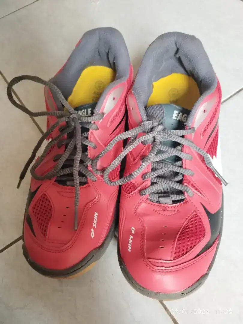 Dijual sepatu badminton bekas