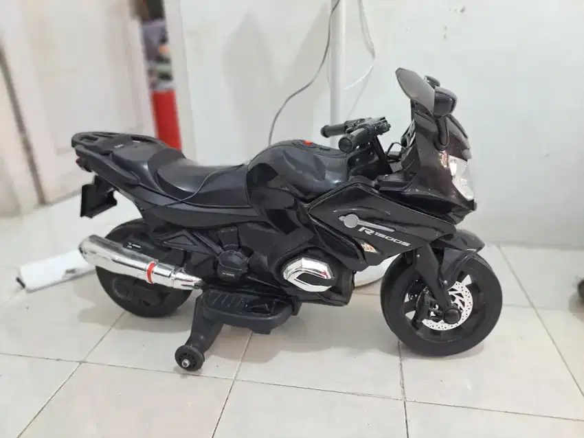 Motor aki warna hitam