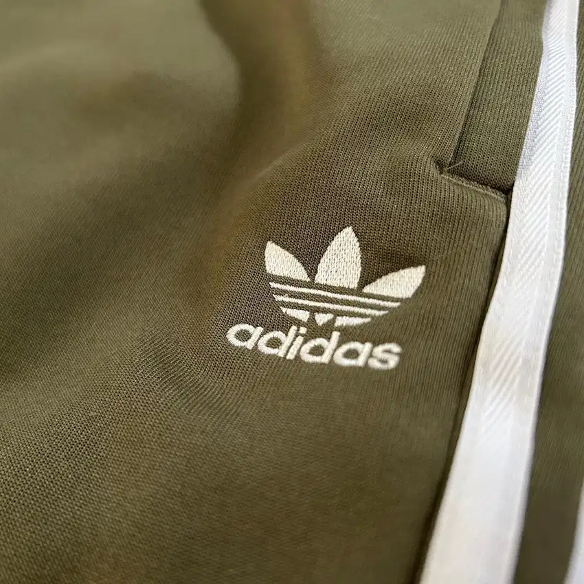 ADIDAS TRACK PANTS IA4790 OLIVE BNWT