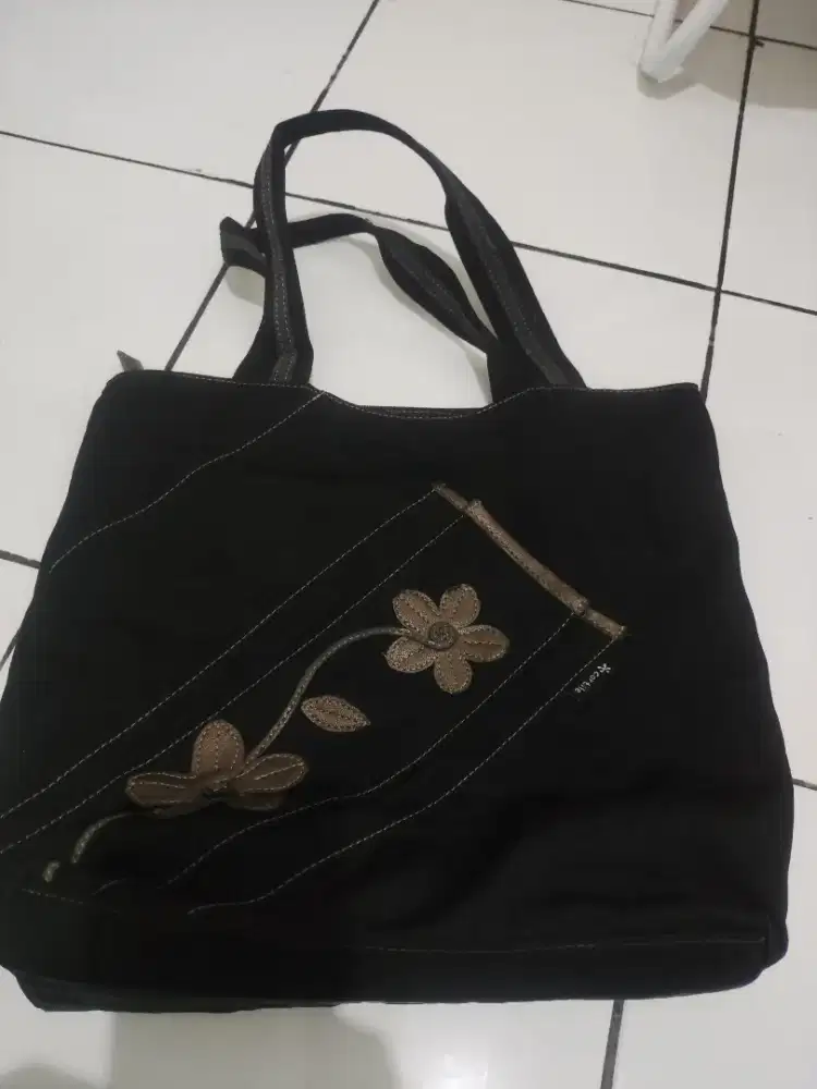 Tas Tote hitam pekat