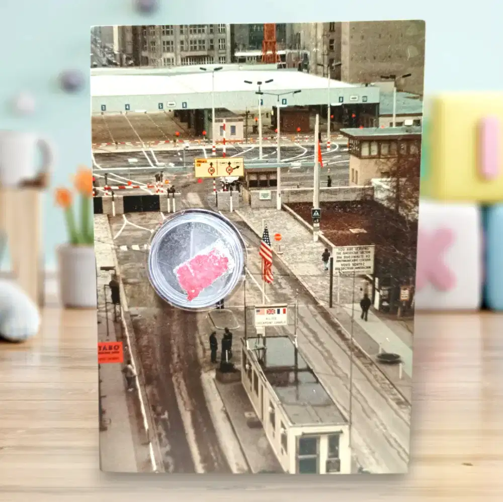 KARTU POS BERLIN CHECKPOINT CHARLIE DENGAN  PECAHAN TEMBOK ORIGINAL