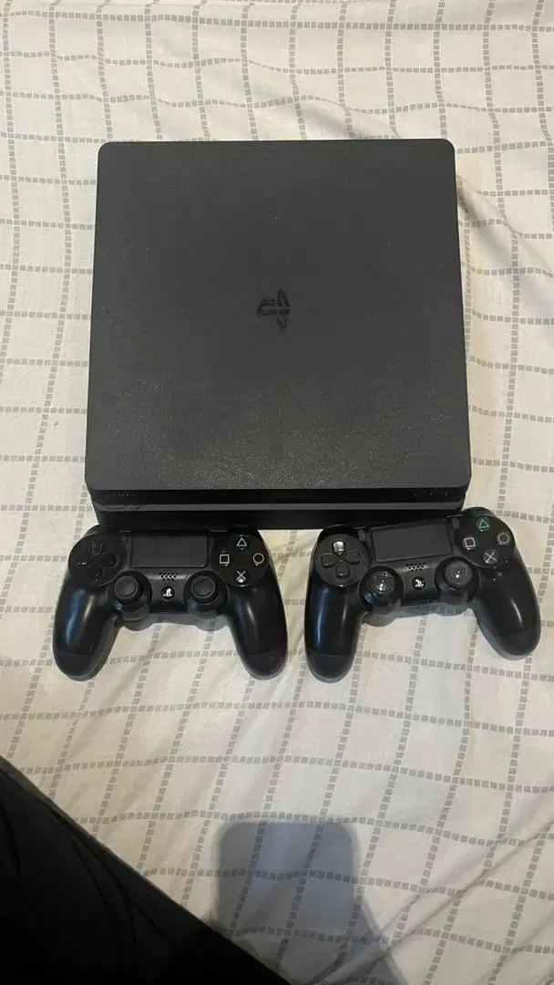 Ps4 slim 500gb, 2Stik 8 game