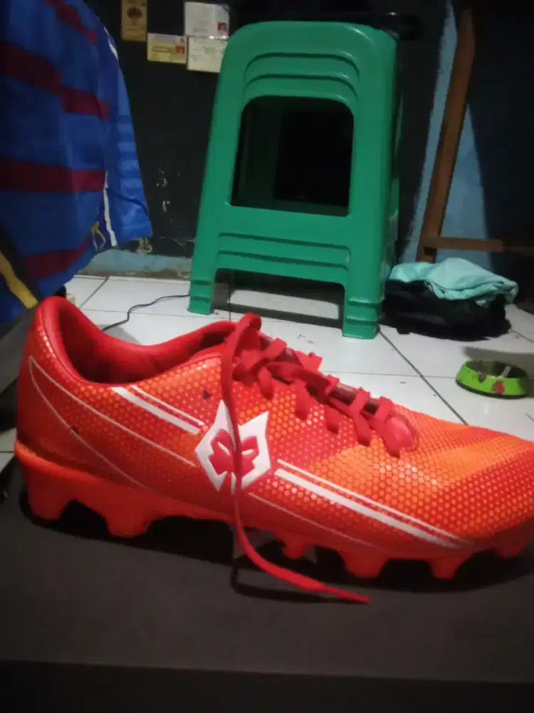 Sepatu bola lycan