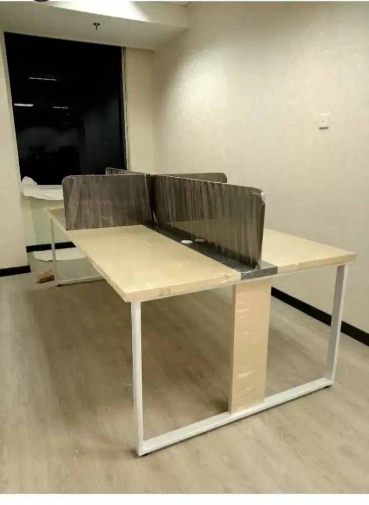 Meja kantor sekat partisi