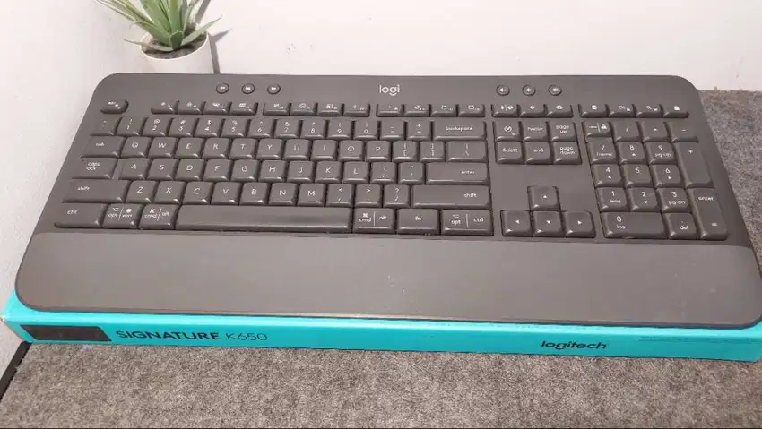 Logitech Signature K650 Keyboard Wireless Bluetooth Comfort - Hitam