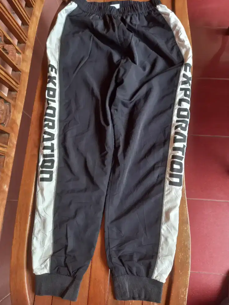 Celana Training bergaris hitam pekat