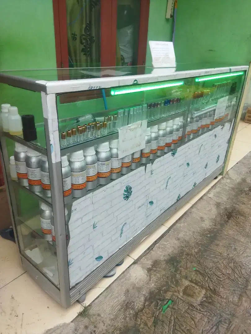 Etalase 2 meter mulus buat usaha