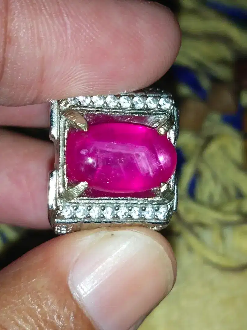 Cincin merah ruby