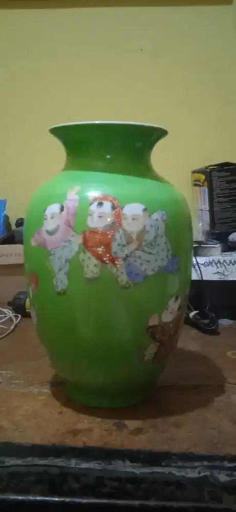 Guci antik untuk pajangan