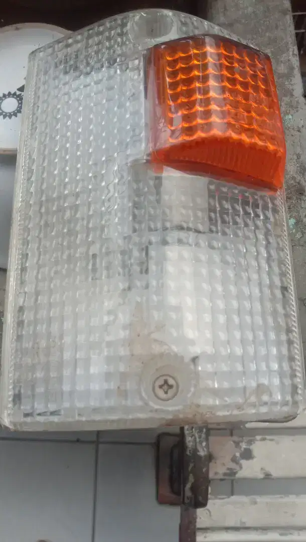 Lampu sen kanan colt L300