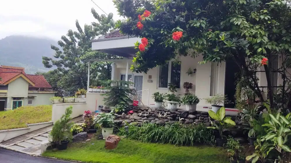 RUMAH 2 MUKA ADA BASEMENT FULL FURNISHED